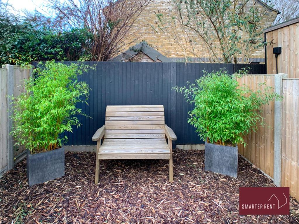 Knaphill - 2 Bedroom Terrace House - With Garden Brookwood Exteriör bild