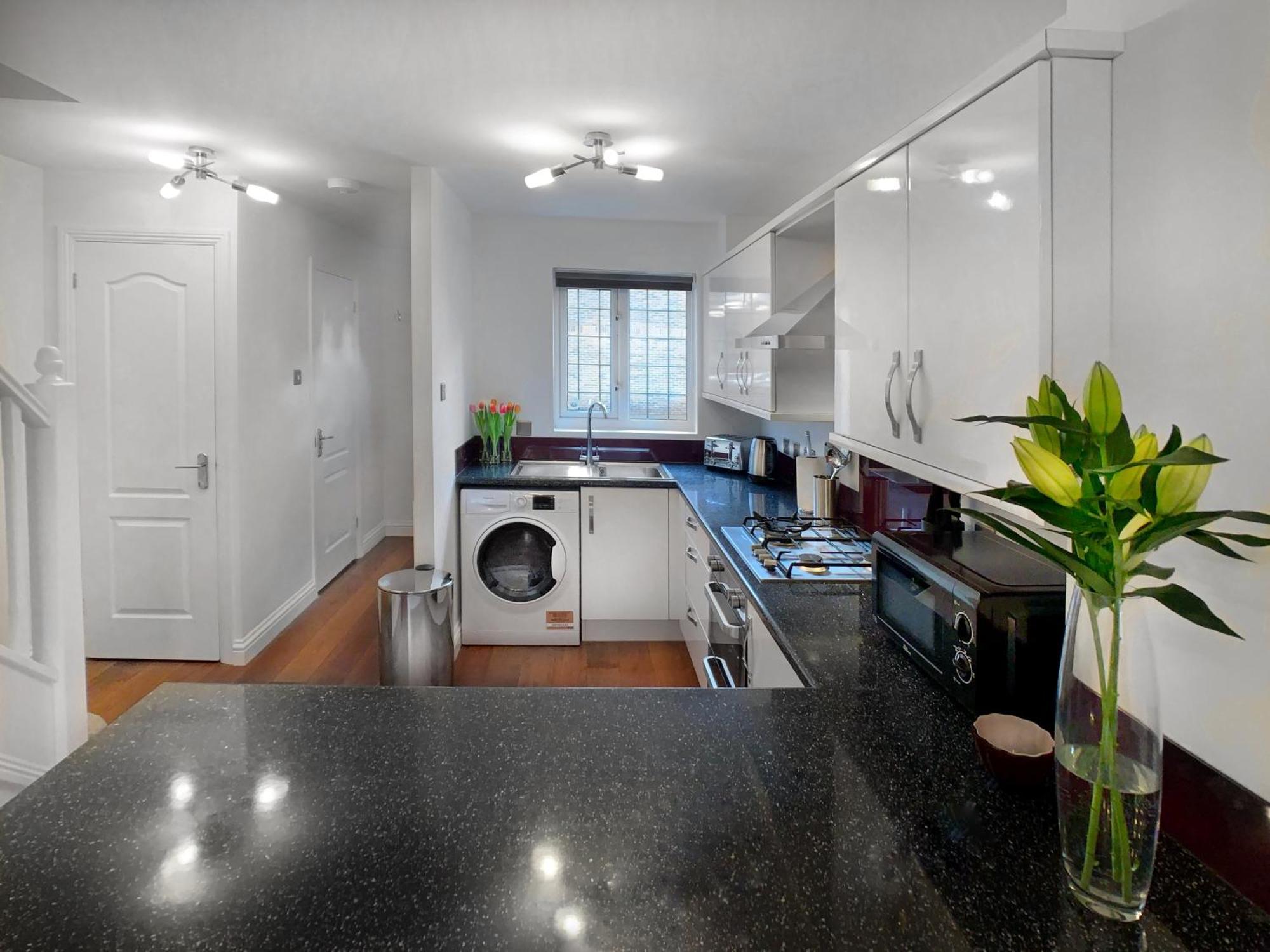 Knaphill - 2 Bedroom Terrace House - With Garden Brookwood Exteriör bild