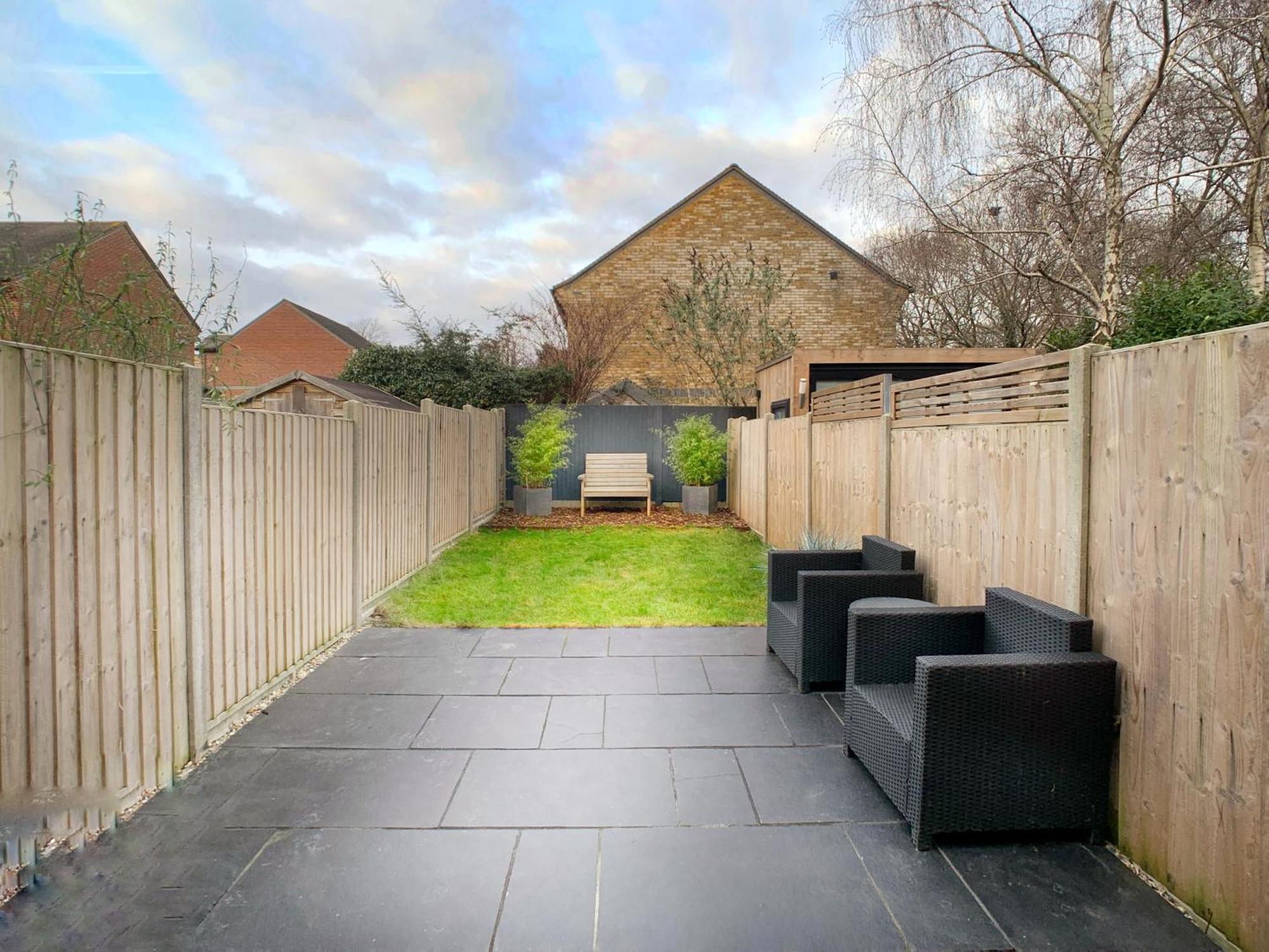 Knaphill - 2 Bedroom Terrace House - With Garden Brookwood Exteriör bild